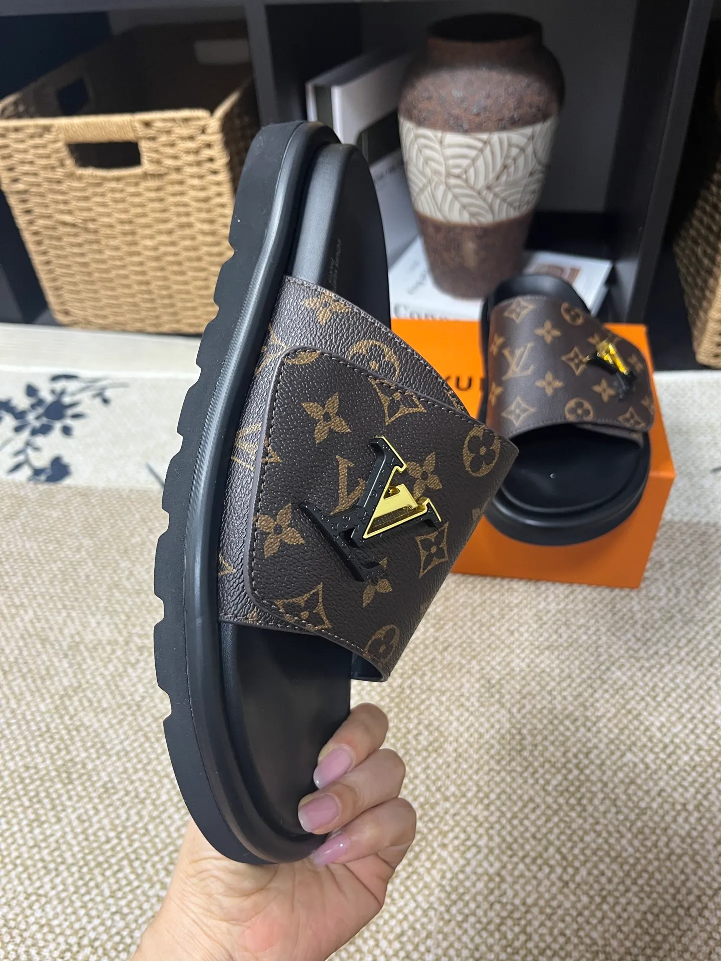 P340 [New Style] [LOUIS VUITTON] Louis Vuitton, LV printing, men's and women's slippers are now on the market, packed in drawer boxes with cloth bags and cards, the upper pattern looks very soft and waxy, and is a super versatile leg slimming tool. Fabric: imported denim/canvas/old fabric, LV hardware LOGO, official website pattern printing, comfortable to wear, feet: high-elastic PU water table. Sole: foam sole, heel height: about 5cm. Code number: 35-46, 35, 45, 46 are custom-made and non-returnable. Color: multiple colors and styles available.